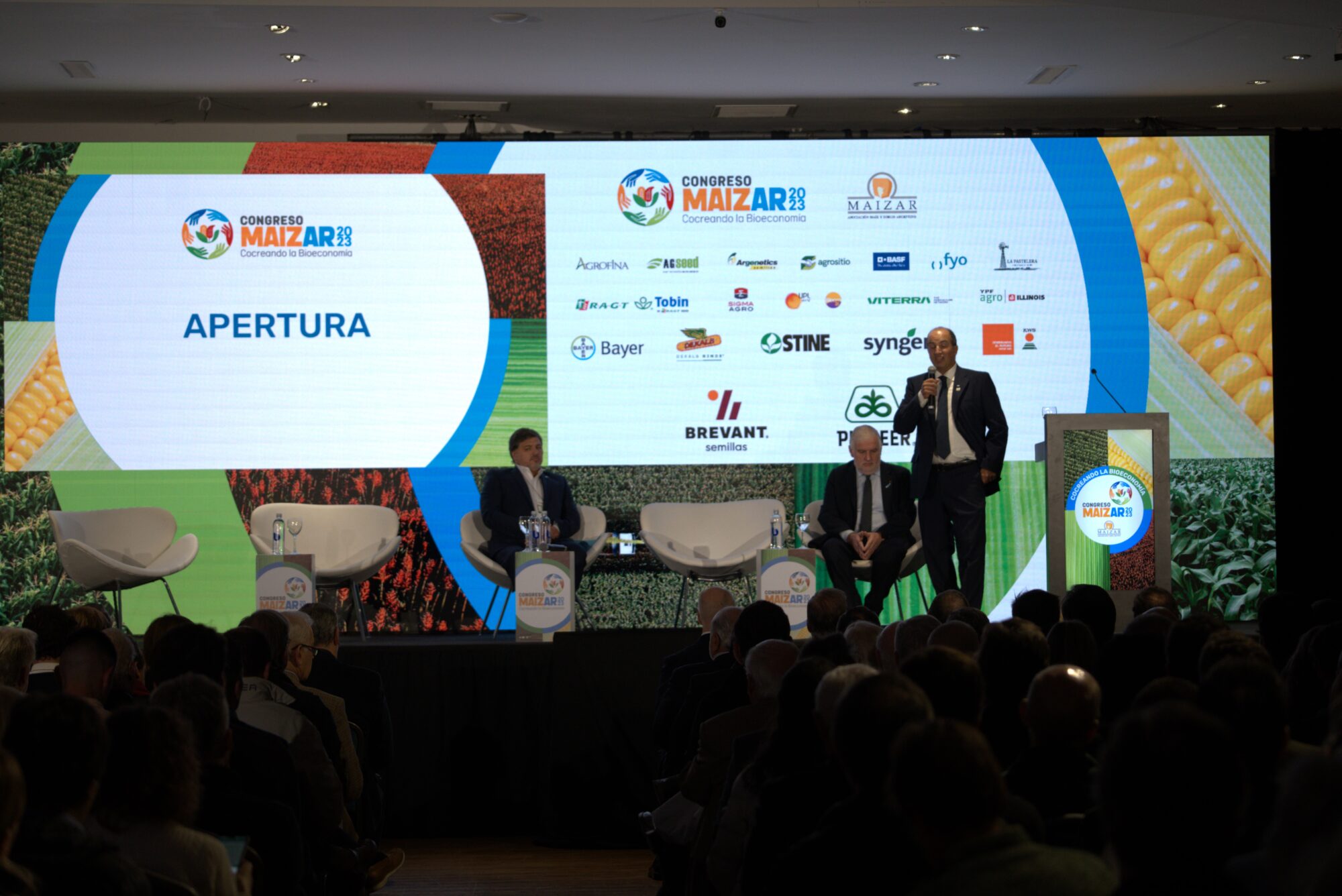 Un traje y zapatillas de maíz mostraron parte del potencial bioeconómico en la apertura del 17° Congreso Maizar