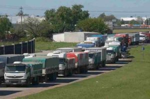 Transporte paralizado, exportaciones en riesgo: el conflicto logístico tensiona a toda la cadena agroindustrial