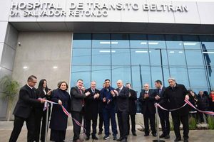 El gobernador Elías Suárez participó de la inauguración del renovado Hospital de Beltrán y entregó viviendas sociales